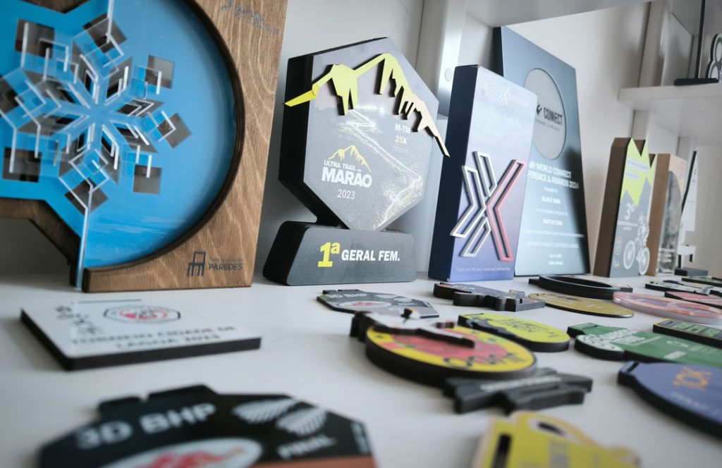 Medalhas e troféus para trail e corrida