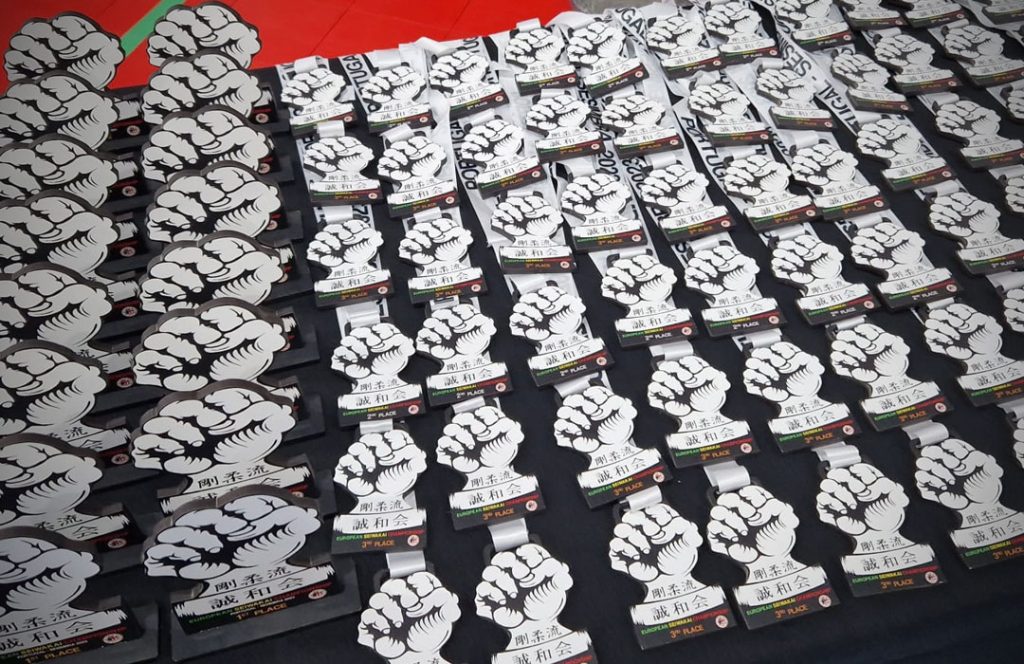 Medalhas e troféus para artes marciais